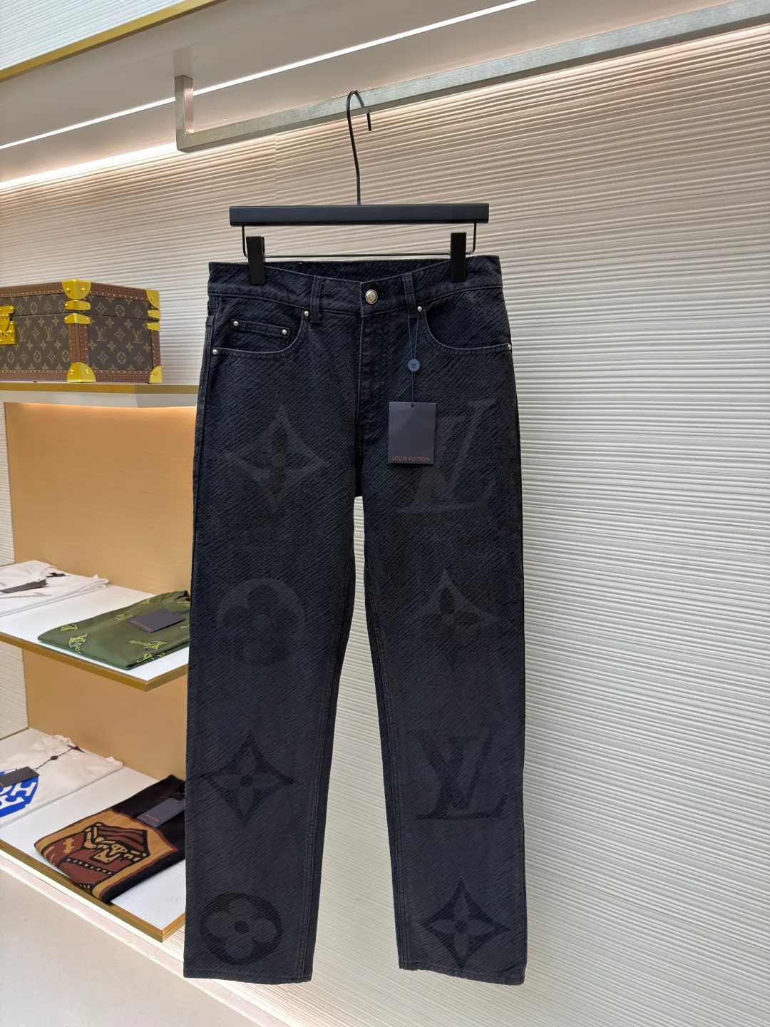 LOUIS VUITTON gradient letter jeans ●Original version: purchased and developed by 17726 ●Item number: 1680830-B45 ●Fabric: denim fabric ●Technology: Tie-dye process ●Version: fitted version ●Weight: about 710 grams ●Size: 30-32-34-36 ●Description: The tie-dye process interprets the dreamy colors of the Northern Lights. It is not only fashionable and versatile, but also enhances the aura and becomes the focus of attention. It can be matched with the same style to create a fashionable look and control various occasions. The overall wiring is straight and delicate, the fabric is comfortable and soft, and the color is consistent without color difference. It can be matched with the same style to create a fashionable look and control various occasions. Customized accessories, complete with three standards, same style for men and women!